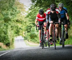 alt="Bicycle race on street"